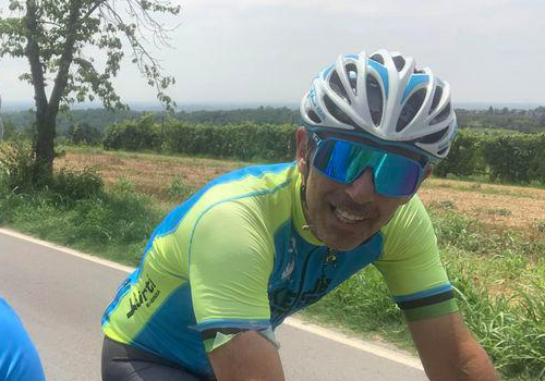 Ciclista in un paesaggio